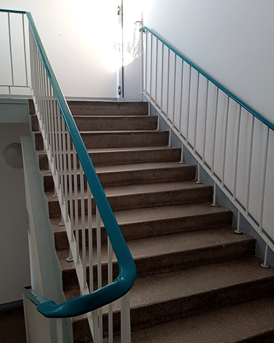 Zdjęcie przedstawiające klatkę schodową